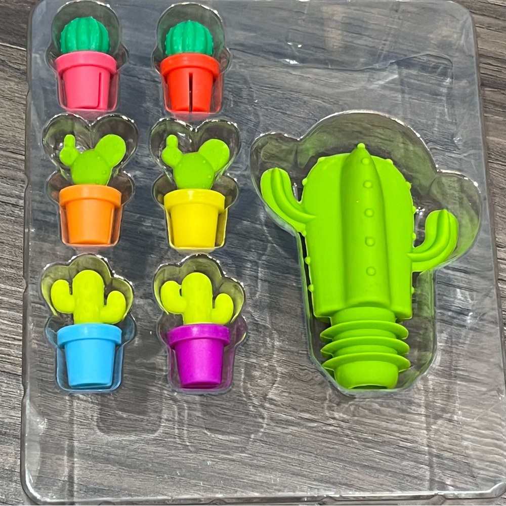 True Zoo Cactus Themed 6 Silicone Drink Charms And Bottle Stopper New Open Box - Picture 12 of 15